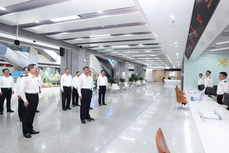 10月15日至16日，中共中央總書(shū)記、國(guó)家主席、中央軍委主席習(xí)近平在福建考察。這是16日上午，習(xí)近平在中國(guó)（福建）自由貿(mào)易試驗(yàn)區(qū)廈門(mén)片區(qū)考察時(shí)，同綜合服務(wù)大廳窗口工作人員親切交流。